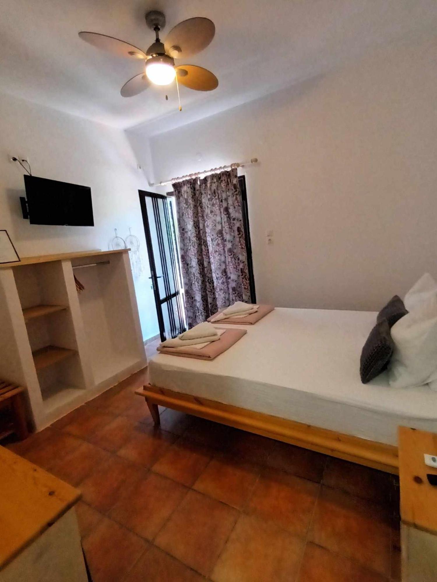 Achillion B&B Paralía Skotínis Екстериор снимка
