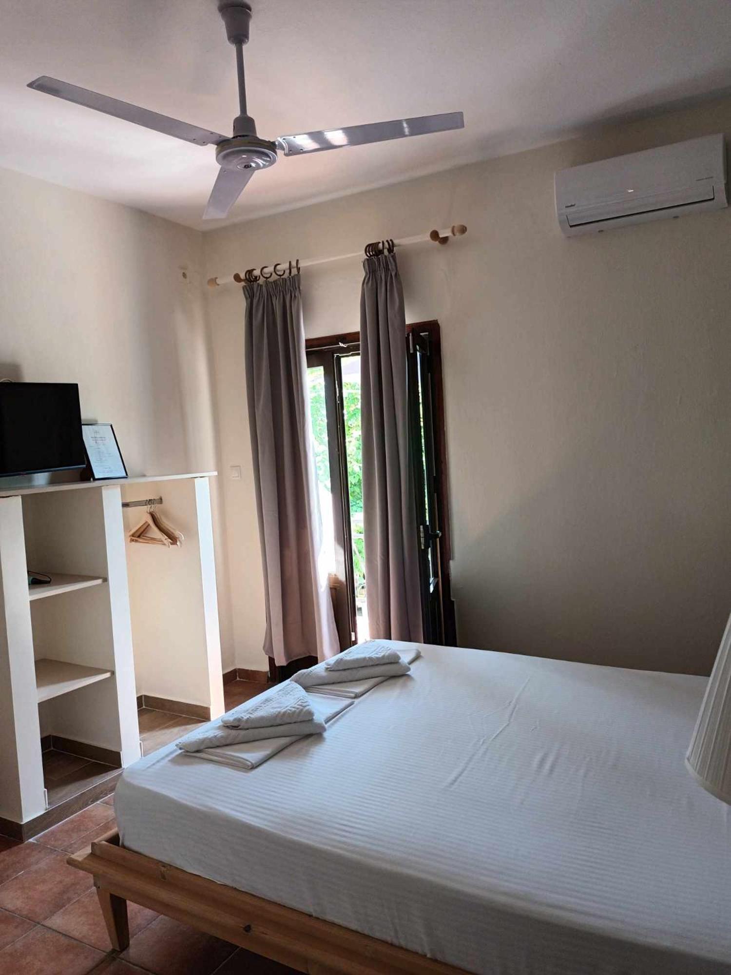 Achillion B&B Paralía Skotínis Екстериор снимка